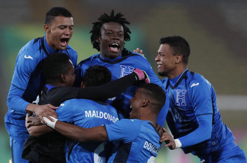 Honduras amarga fiesta mexicana y avanza en fútbol